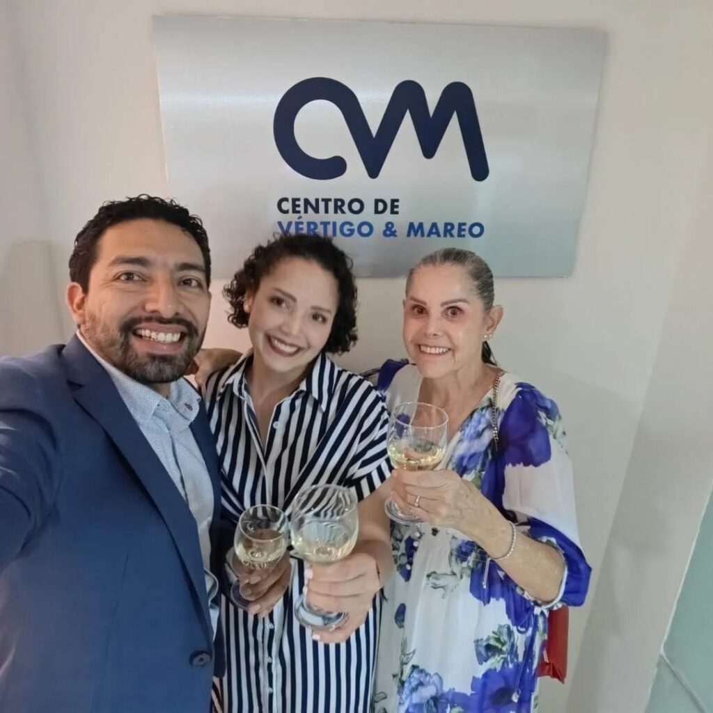 Dra. Vilma Ramírez (Derecha) y la Dra. Fabiola Campos (Centro) celebran la conclusión exitosa de  su formación en Rehabilitación Vestibular en Ciudad De México, junto al destacado Otoneurólogo Dr. Juan Sánchez Medorio